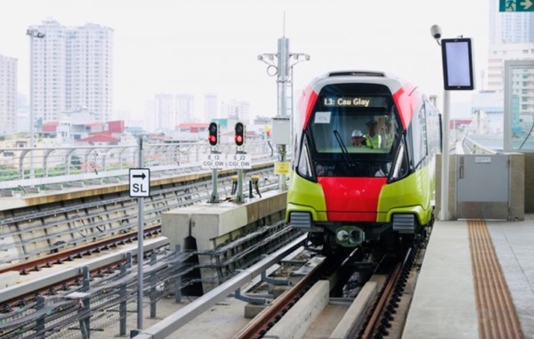 Tàu metro tuyến Nhổn - ga Hà Nội.