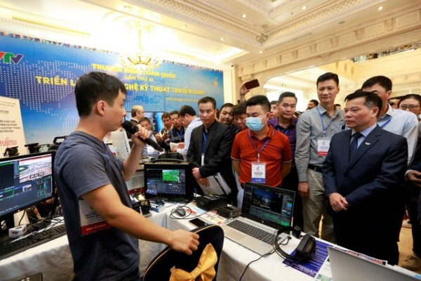 Các đại biểu tham quan triển lãm Công nghệ kỹ thuật truyền hình. (Ảnh: HH)