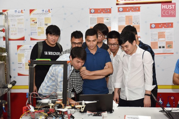 ​​​​​​​THẮP LỬA KHOA HỌC CHO SINH VIÊN