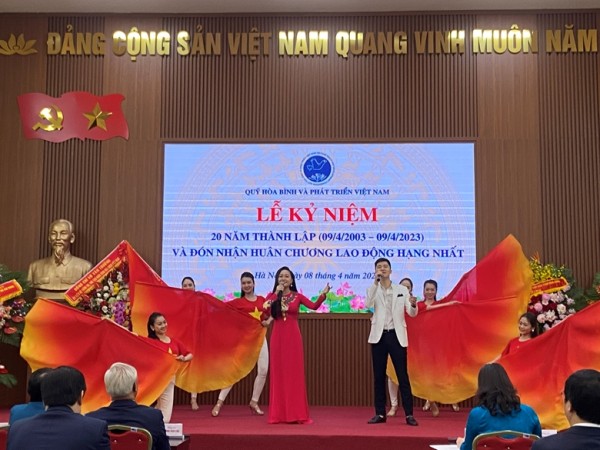 Quỹ Hòa bình và Phát triển Việt Nam đón nhận Huân chương Lao động hạng Nhất