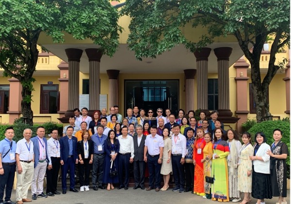 Kiều bào về thăm Đất Tổ