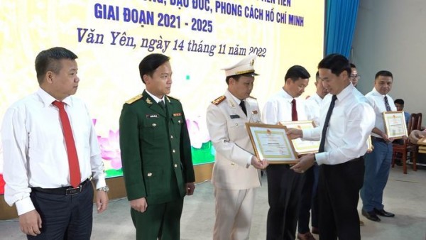 Các cá nhân tiêu biểu trong học tập làm theo tư tưởng đạo đức phong cách HCM được tuyên dương, khen thưởng.