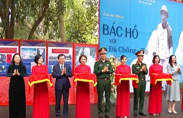 Khai mạc Triển lãm ảnh “Bác Hồ với Đá Chông - K9”