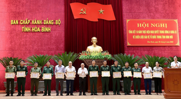 Lãnh đạo Tỉnh ủy trao bằng khen cho các tập thể và cá nhân có thành tích xuất sắc trong thực hiện nghị quyết. ̣(Ảnh Mạnh Hùng)