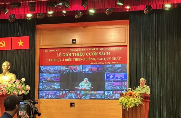 Ra mắt cuốn sách ‘Danh dự là điều thiêng liêng, cao quý nhất’