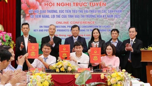 Các đại biểu ký kết xuất khẩu vải thiều sang Mỹ tại điểm cầu Bắc Giang. (Ảnh: Báo Nhân Dân)