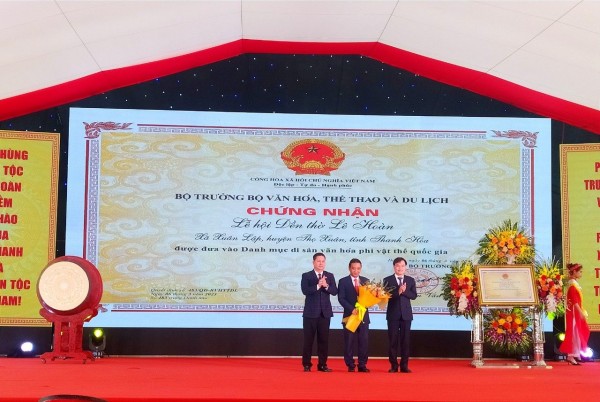 Tại buổi lễ, thay mặt Bộ Văn hoá, Thể thao và Du lịch, đồng chí Hoàng Đạo Cương, Thứ trưởng Bộ Văn hoá, Thể thao và Du lịch đã trao bằng công nhận Di sản văn hoá phi vật thể Quốc gia - Lễ hội đền thờ Lê Hoàn cho tỉnh Thanh Hoá.