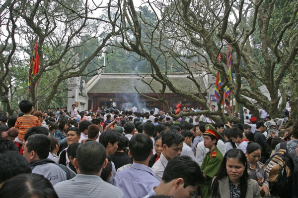 Đông đảo du khách đến trảy hội