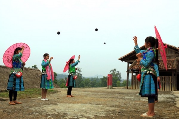 Đằm thắm văn hoá giao duyên của người H’Mông, Thái