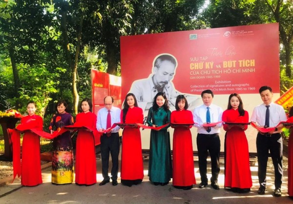 Trưng bày sưu tập chữ ký, bút tích của Chủ tịch Hồ Chí Minh
