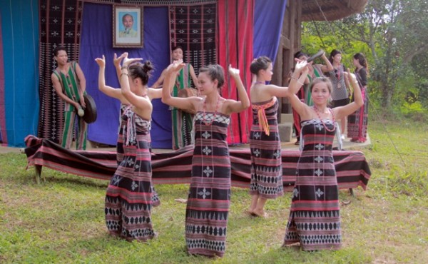 "Tháng Năm nhớ Bác" tại Làng Văn hóa, Du lịch các dân tộc Việt Nam: Tái hiện nghi thức "Đặt tên họ Hồ"