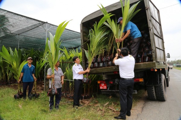 Bến Tre tặng quân, dân huyện đảo Trường Sa hơn 10 nghìn cây giống