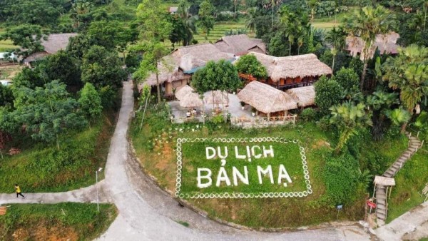 Bản Mạ có 55 hộ dân là người Thái thì cả 55 hộ đều làm nhà có kiến trúc nhà sàn truyền thống.