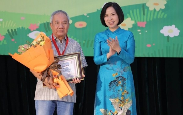 Nhà văn Trần Đức Tiến nhận giải Hiệp sĩ Dế Mèn