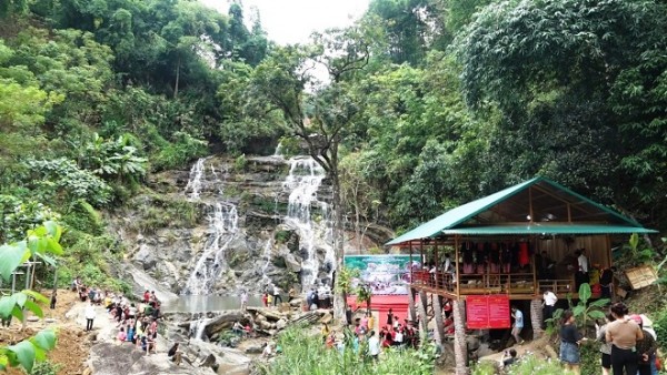 Thác Khe Cam ở thôn Làng Quạch, xã Ngòi A, huyện Văn Yên thu hút đông đảo du khách tới tham quan, trải nghiệm
