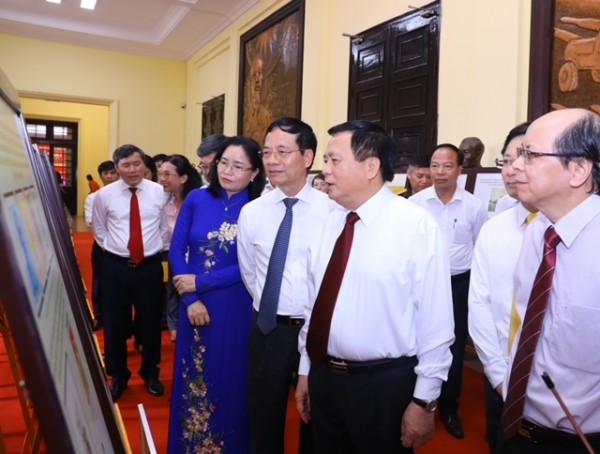 “Hành trình theo dấu chân Bác Hồ qua sưu tập tem và bưu ảnh”