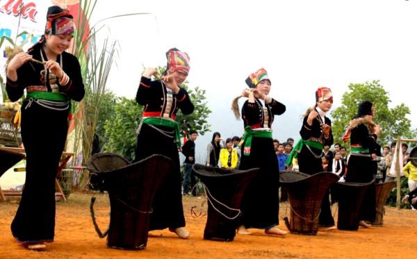 Các diễn viên không chuyên biểu diễn điệu múa mừng cơm mới trong lễ hội Cầu Mùa của người Khơ Mú