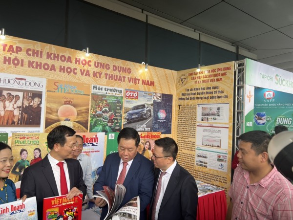 Đồng chí Nguyễn Trọng Nghĩa, Trưởng Ban Tuyên giáo Trung ương thăm gian trưng bày của Khối Tạp chí Khoa học thuộc LHH Việt Nam tại Hội Báo toàn quốc 2023