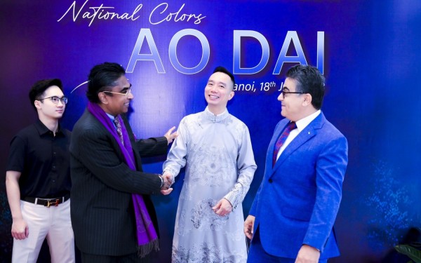 Lan tỏa tình yêu áo dài với bạn bè quốc tế