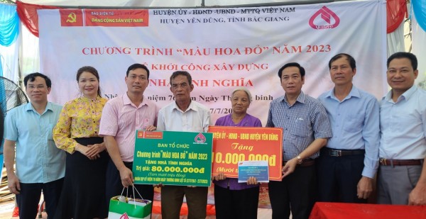 Chương trình "Màu hoa đỏ" trao tặng nhà tình nghĩa cho bệnh binh tại Bắc Giang