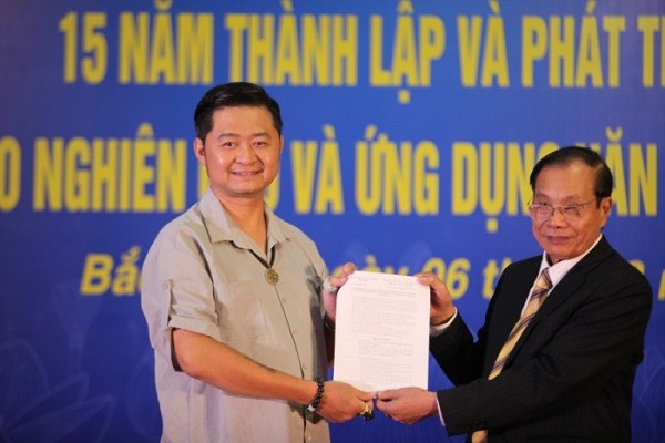 Lãnh đạo Liên hiệp các Hội UNESCO Việt Nam trao Quyết định bổ nhiệm ông Hoàng Triệu Hải ( trái) giữ chức Phó Giám đốc Trung tâm UNESCO nghiên cứu và ứng dụng văn hóa Á Đông.