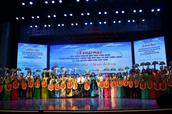 Ban tổ chức Liên hoan Cán bộ thư viện toàn quốc tuyên truyền phát triển văn hóa đọc và giới thiệu sách về chủ quyền biển đảo Việt Nam trao cờ lưu niệm cho 30 Đoàn tham gia Liên hoan (Ảnh: TTXVN)