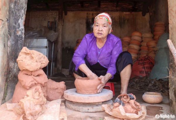 NGƯỜI CAO TUỔI GIỮ LỬA – TRUYỀN NGHỀ