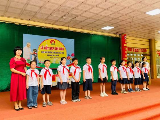 TỰ HÀO NGÀY ĐẦU ĐƯỢC MANG TRÊN VAI CHIẾC KHĂN QUÀNG ĐỎ TRONG...