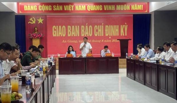 XỬ LÝ DỨT ĐIỂM “TÀU 3 KHÔNG” (KHÔNG ĐĂNG KÝ, KHÔNG ĐĂNG KIỂM, KHÔNG CÓ GIẤY PHÉP), KHÔNG CHO XUẤT BẾN KHI CHƯA ĐỦ ĐIỀU KIỆN.