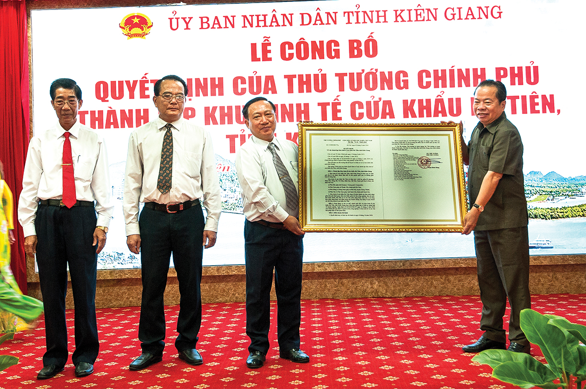 Đồng chí Mai Văn Huỳnh (bìa phải), Phó Bí thư Thường trực Tỉnh ủy Kiên Giang trao Quyết định của Thủ tướng Chính phủ cho Ban Quản lý Khu Kinh tế cửa khẩu Hà Tiên, tỉnh Kiên Giang