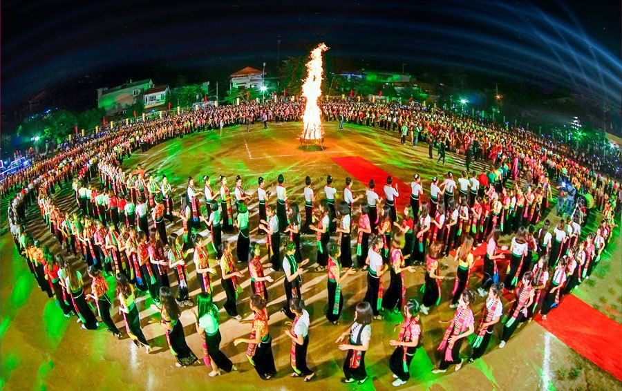 Những vòng xòe rộng mở cũng giống như tấm lòng hiếu khách của đồng bào Thái trên quê hương Mường Lò.
