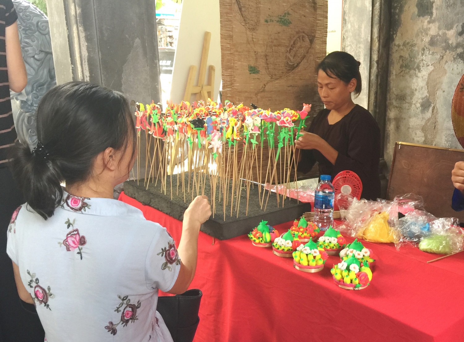 Tò he là loại đồ chơi của trẻ em nặn hình loài vật, làm bằng bột gạo hấp chín và có nhiều màu sắc. Ảnh: VGP/Bích Phương