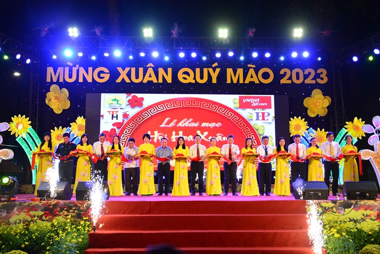 Cắt băng khai mạc Hội Hoa Xuân Quý Mão 2023.