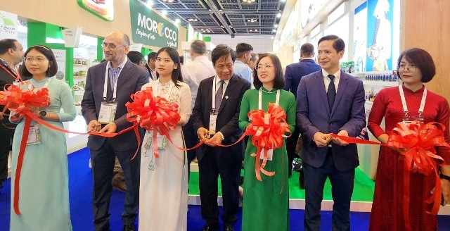 Cắt băng khai trương Khu gian hàng Quốc gia Việt Nam (Ảnh: Agritrade)