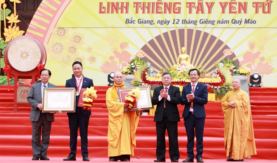 trao ky niem chuong va bang xac nhan ky luc gia