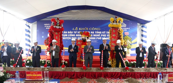 Các đồng chí lãnh đạo thực hiện nghi thức khởi công Dự án.