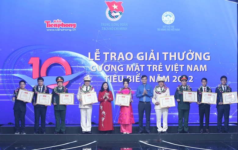 Trưởng ban Dân vận Trung ương Bùi Thị Minh Hoài và Bí thư thứ nhất Trung ương Đoàn Bùi Quang Huy trao giải thưởng Gương mặt trẻ Việt Nam tiêu biểu năm 2022 cho các cá nhân