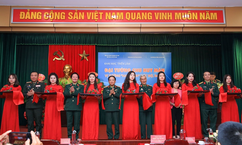 Các đại biểu cắt băng khai mạc triển lãm "Đại tướng Chu Huy Mân - Vị tướng “Hai Mạnh” đức độ, đa tài”. (Ảnh: Đỗ Thoa)