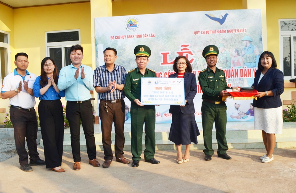 Đại diện các đơn vị trao tặng một số trang thiết bị cho Trạm xá quân dân y xã Ia Lốp