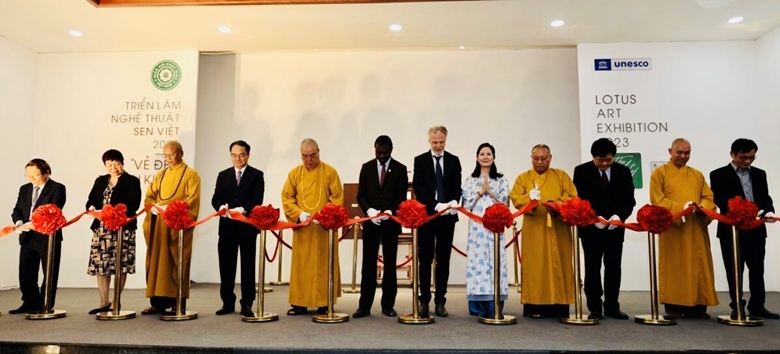 Các đại biểu cắt băng khai mạc Triển lãm “Nghệ thuật Sen Việt 2023 - Vẻ đẹp thuần khiết”.