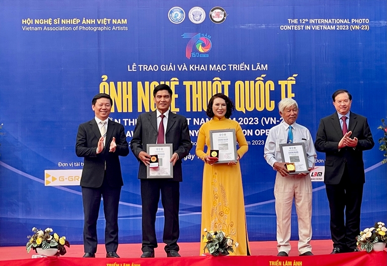 Trao giải cho các tác giả Việt Nam đoạt Huy chương vàng.