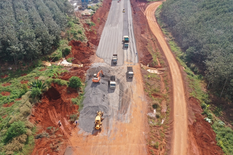 Công trường thi công cao tốc Bắc - Nam, đoạn Phan Thiết - Dầu Giây. (Ảnh: KC)