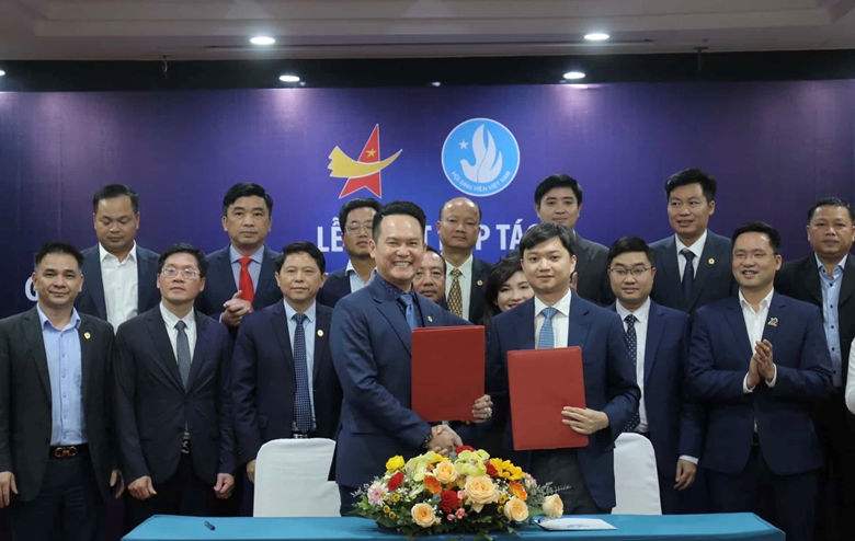 Bí thư Trung ương Đoàn, Chủ tịch Hội Sinh viên Việt Nam Nguyễn Minh Triết (phải) và Chủ tịch Hội Doanh nhân trẻ Việt Nam Đặng Hồng Anh ký kết thỏa thuận hợp tác giai đoạn 2023 – 2025