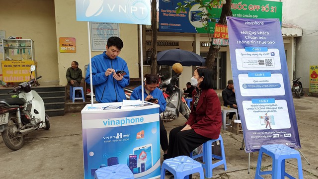 VinaPhone tăng cường các quầy lưu động phục vụ khách hàng chuẩn hóa thông tin thuê bao. Ảnh: VGP/HM