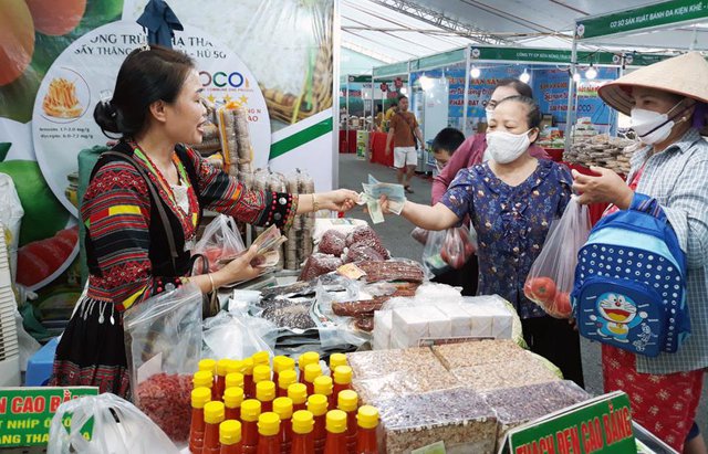 Nâng cao giá trị cho các sản phẩm OCOP thông qua các hoạt động kết nối giao thương. Ảnh: VGP/Diệu Anh