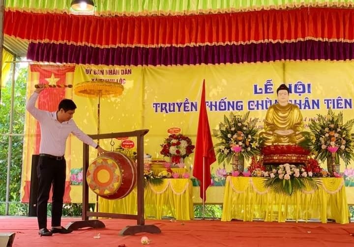 Đại diện lãnh đạo huyện Lộc Hà đánh trống khai hội Chùa Chân Tiên.