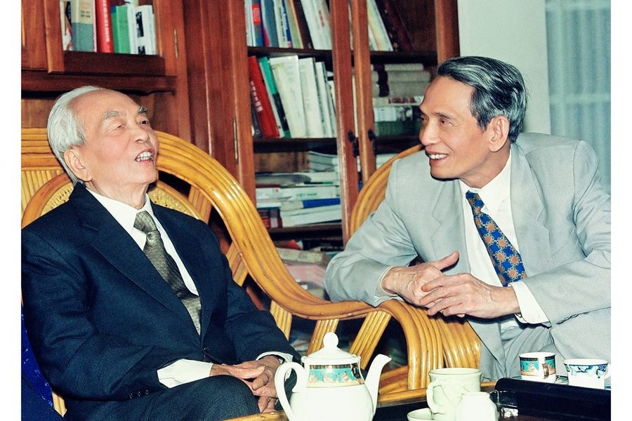 Nhà báo Đỗ Phượng thăm và trò chuyện thân mật với Đại tướng Võ Nguyên Giáp dịp 30/4/2004