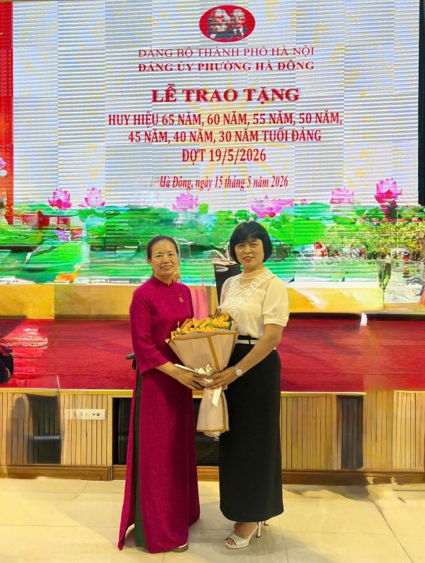Cô Bùi Thị Mai Hoa - Bí thư chi bộ, Hiệu trưởng Trường Tiểu học Văn Yên chúc mừng cô giáo Trần Thị Thắm